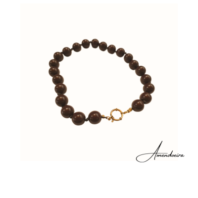 Colar de contas castanhas com fecho dourado