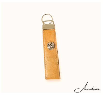 Chaveiro de pele castanha com argola metálica e ferradura decorativa