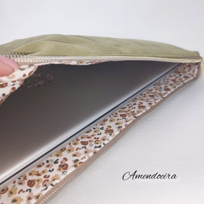 Bolsa verde para portátil com interior floral e fecho bege
