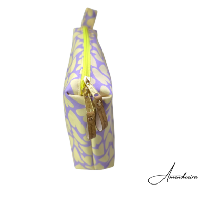Estojo com padrão de folhas lilás e amarelo e fecho amarelo