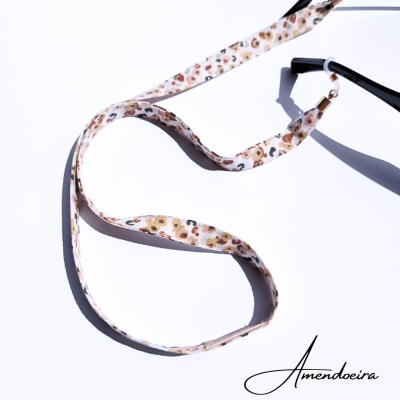 Cordão floral para óculos com acessórios dourados e ponteiras pretas