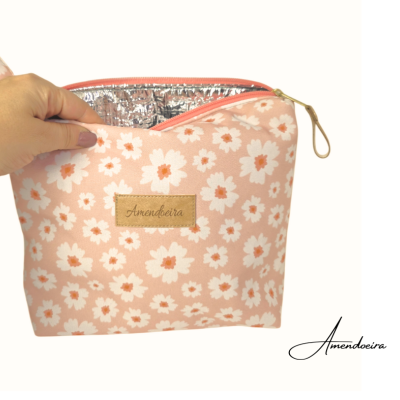Necessaire rosa floral com interior térmico prateado e etiqueta Amendoeira
