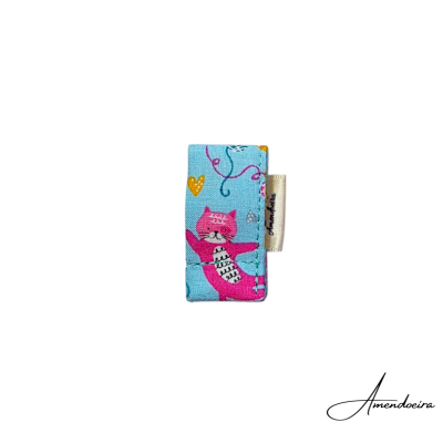 Prendedor de roupa tecido azul claro com gato rosa e etiqueta Amendoeira