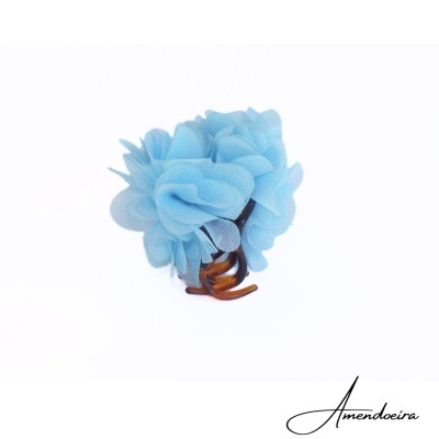 Presilha de cabelo com flor azul de tecido