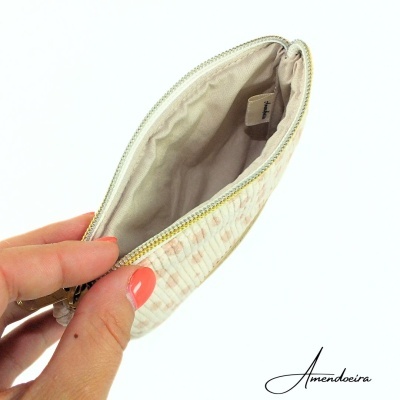 Carteira pequena bege com padrão quadrados e fecho de correr