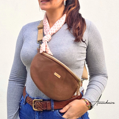 Bolsa castanha em camurça com fecho dourado e t-shirt cinza