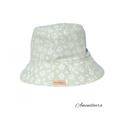 Chapéu bucket verde claro com flores brancas e etiqueta Amendoeira