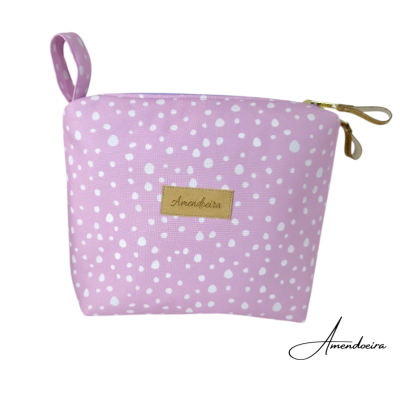 Bolsa rosa com pintas brancas e etiqueta Amendoeira