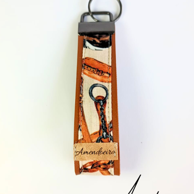 Porta-chaves castanho em tecido e pele com etiqueta 'Amendoeira'
