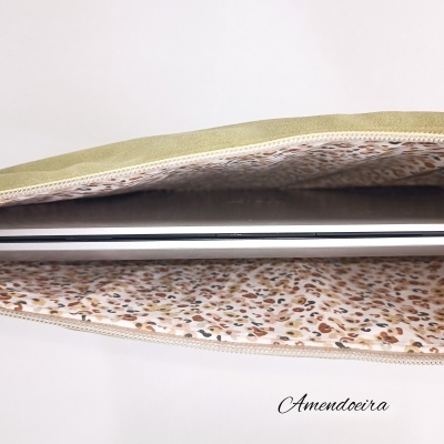 Capa para portátil verde com interior estampado e fecho de correr branco