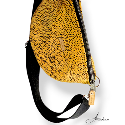 Mala pochete amarela com pontos pretos e alça preta ajustável