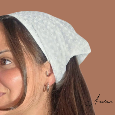 Lenço branco com padrão de círculos usado por mulher