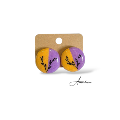 Botões circulares em tecido amarelo e lilás com ramo preto