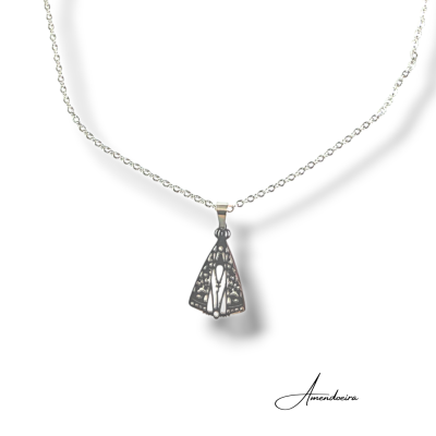 Colar com pendente triangular em metal prateado com padrão recortado e figura estilizada