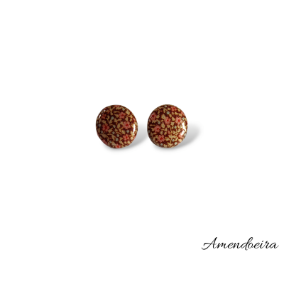 Par de brincos redondos vermelhos e dourados com padrão brilhante