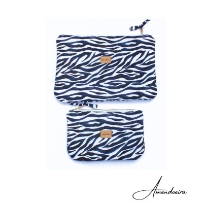 Dois sacos necessaire com padrão zebra e etiqueta Amendoeira