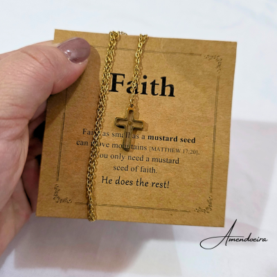 Colar dourado com uma cruz da fé com uma semente de mostarda.