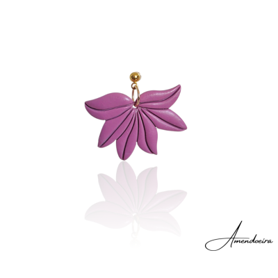 Brinco folha rosa com argola dourada em fundo branco