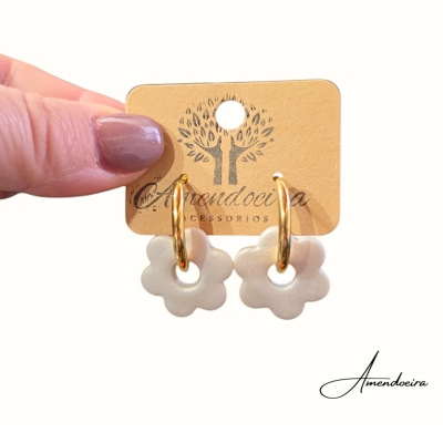 Brincos argola dourada com flor em pérola. Handmade