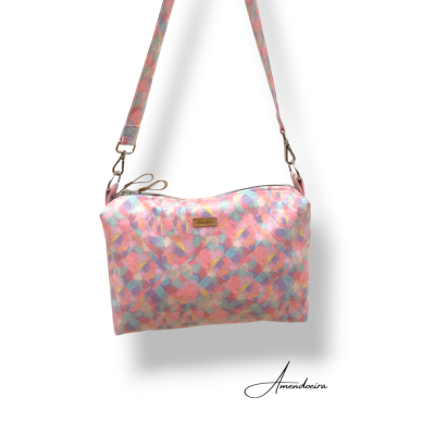 Mala de ombro com padrão colorido pastel e alça ajustável