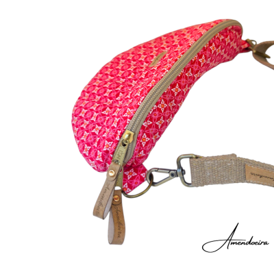 Carteira de cintura vermelha com padrão florido e fecho de correr