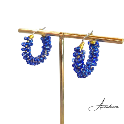 Brincos argola de pérolas azuis em suporte metálico dourado