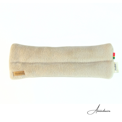 Travesseiro felpudo bege claro com etiqueta 'Amendoeira'