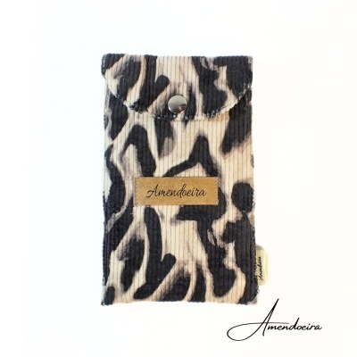 Bolsa em veludo cotelê com padrão animal print e etiqueta Amendoeira