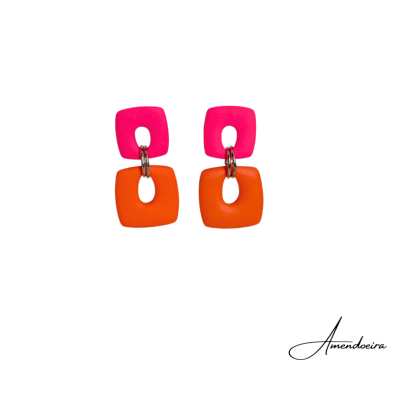 Brincos quadrados rosa e laranja com argolas prateadas