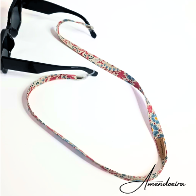 Cordão para óculos floral com presilhas metálicas e etiqueta da marca Amendoeira