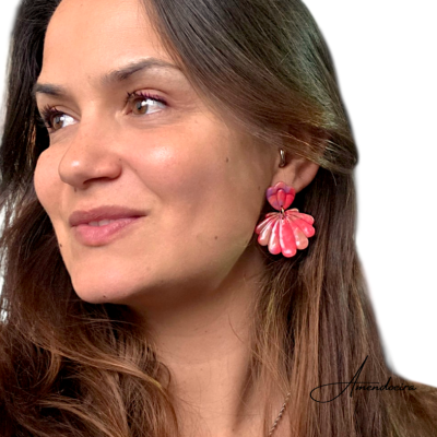 Brincos femininos florais rosa e vermelho em fundo branco