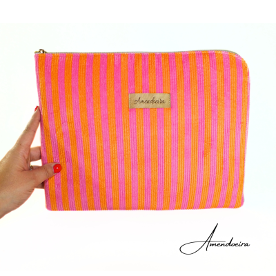 Bolsa riscada rosa e laranja com fecho dourado e etiqueta 'Amendoeira'