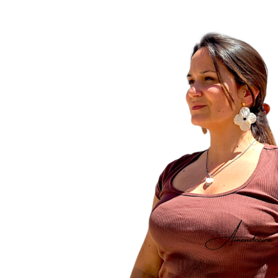 Mulher com tshirt castanha, colar prateado e brincos brancos em formato de flor.