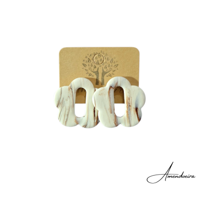 Brincos flor em marfim com veios castanhos em cartão castanho com logótipo