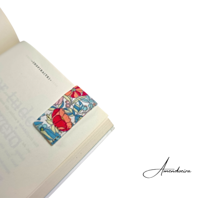 Marcador de páginas floral colorido em livro aberto