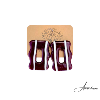 Brincos retangulares ondulados cor vinho com riscas brancas