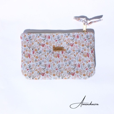 Carteira floral Amendoeira com fecho cinzento e pendente às riscas