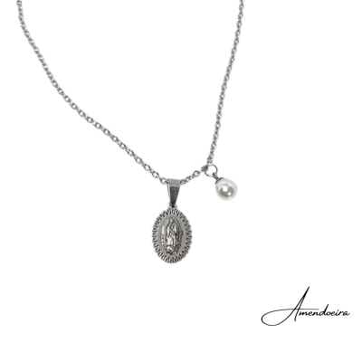 Colar prateado com pendente oval e pérola sobre fundo branco