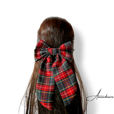 Laço xadrez vermelho, preto e amarelo em cabelo castanho longo