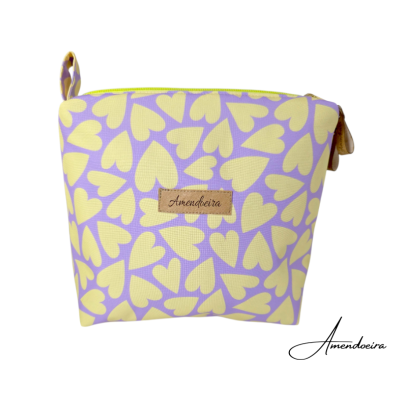 Bolsa lilás com corações amarelos e etiqueta Amendoeira