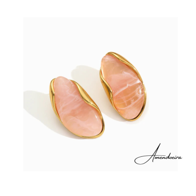 Brincos rosa com moldura dourada em fundo branco