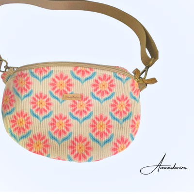 Bolsa tipo pochete creme com padrão floral rosa e azul e alça castanha