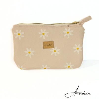 Necessaire bege com flores brancas e etiqueta Amendoeira