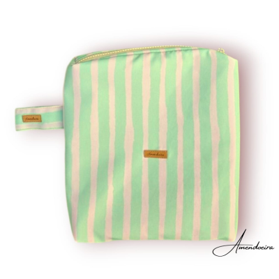 Bolsa de tecido riscada verde menta e branca com fecho dourado e etiqueta Amendoeira