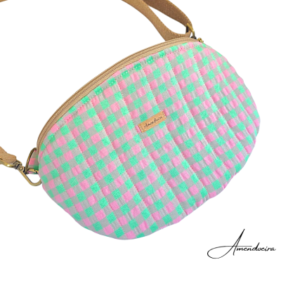Bolsa tipo pochete xadrez verde menta e rosa com alça bege
