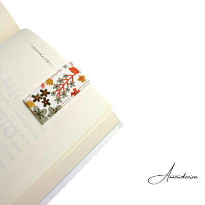 Marcador de livro tecido florido em página de livro aberto