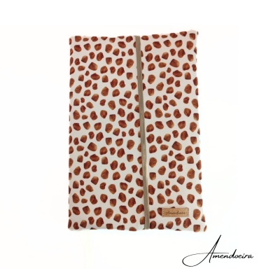 Estojo branco com manchas castanhas e fecho central