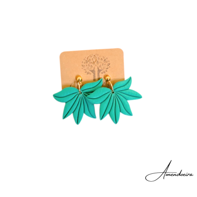Brincos pendentes em forma de folhas verdes com elementos dourados