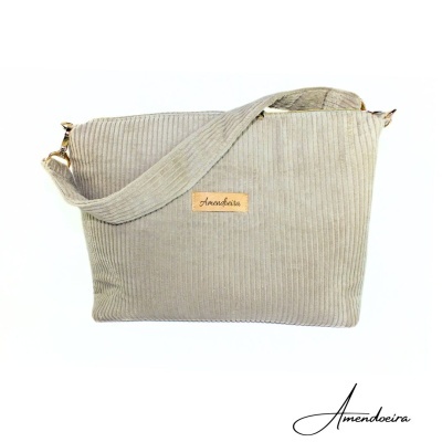 Bolsa de tecido bege riscada com alça e etiqueta Amendoeira