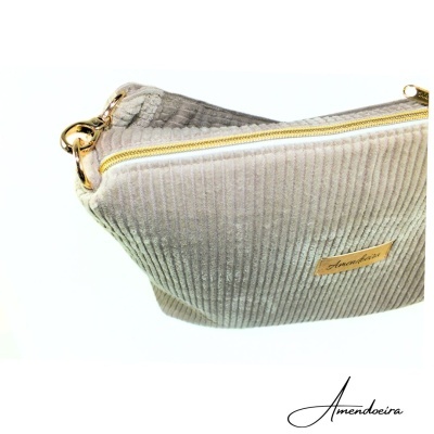 Bolsa cinzenta riscada com fecho dourado e etiqueta Amendoeira